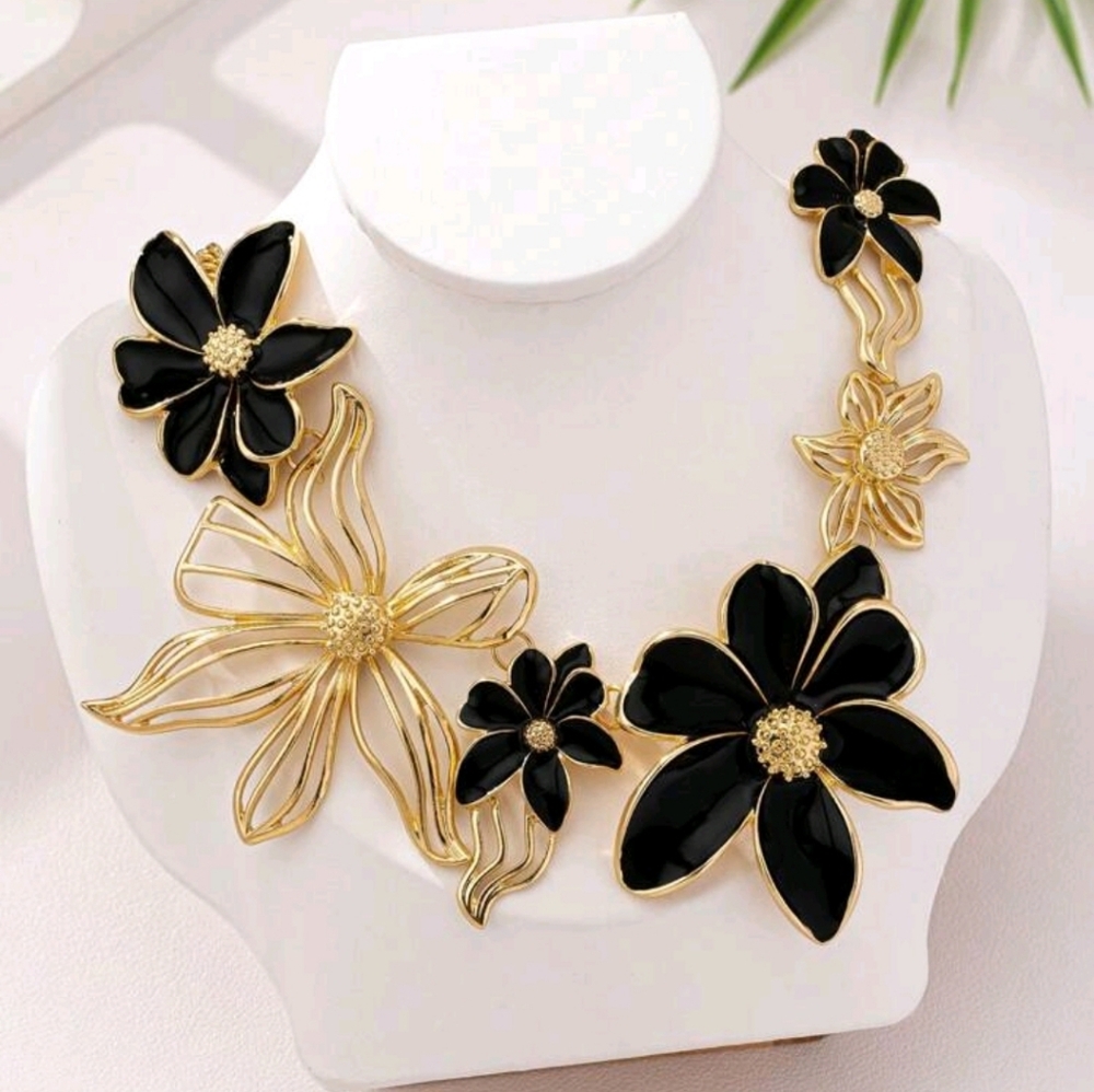 BRAND NEW ** Elegant Black and Gold Floral Necklace
